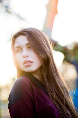 parkta güzel genç esmer kız portresi