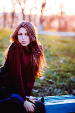 parkta güzel genç esmer kız portresi