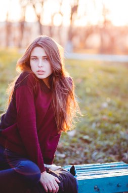 parkta güzel genç esmer kız portresi