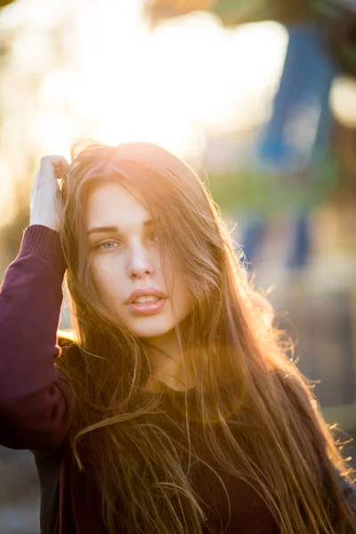 Portrait of beautiful young brunette girl in the Park — Stock Photo, Image