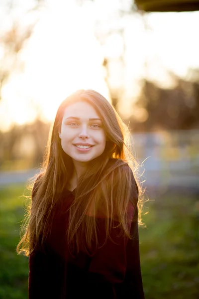 Портрет красивой молодой брюнетки в парке — стоковое фото
