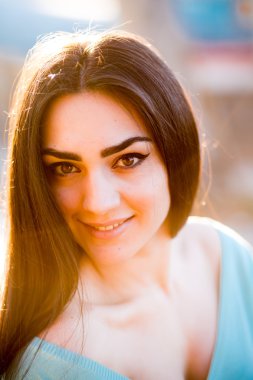 güzel esmer genç kadın