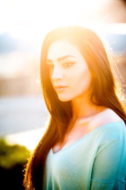 güzel esmer genç kadın