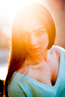 güzel esmer genç kadın