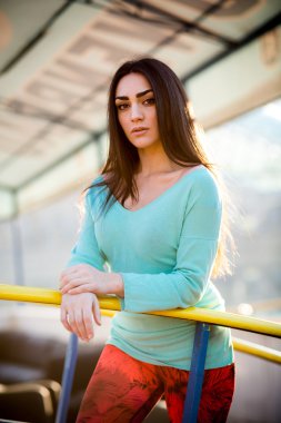 güzel esmer genç kadın