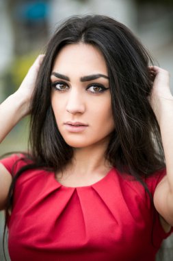 güzel esmer genç kadın