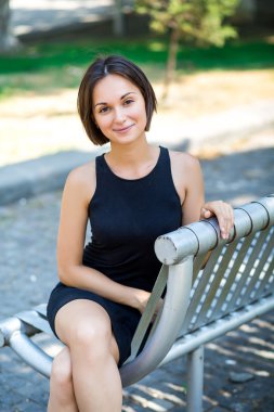 güzel genç esmer kız portresi