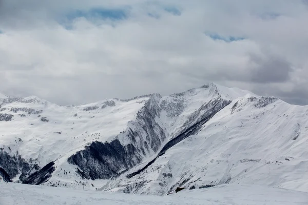De bergen in de sneeuw. Winterlandschap — Stockfoto