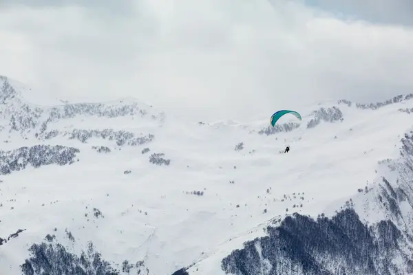 Le montagne nella neve. Paesaggio invernale — Foto Stock