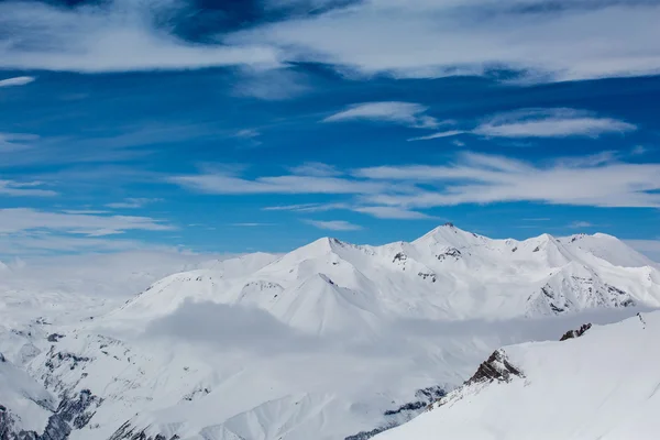 Las montañas en la nieve. Paisaje invierno —  Fotos de Stock