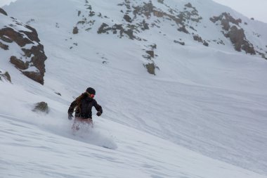 Erkek Snowboard Snowboard taze kar üzerinde