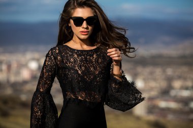 Güzel kız modeli esmer