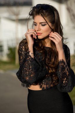 Güzel kız modeli esmer