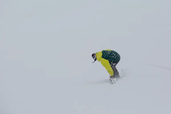 Snowboarder homme snowboard sur neige fraîche — Photo