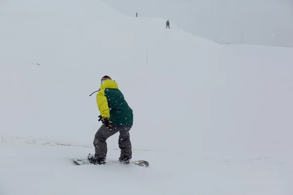 Snowboard masculino snowboard na neve fresca — Fotografia de Stock