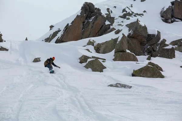 Snowboard masculino snowboard na neve fresca — Fotografia de Stock