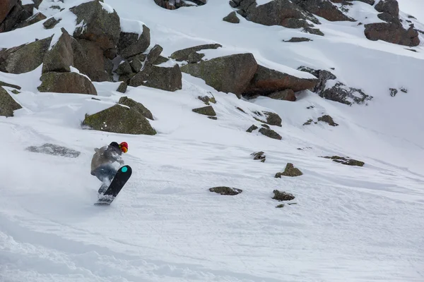 Snowboarder macho snowboard en nieve fresca —  Fotos de Stock