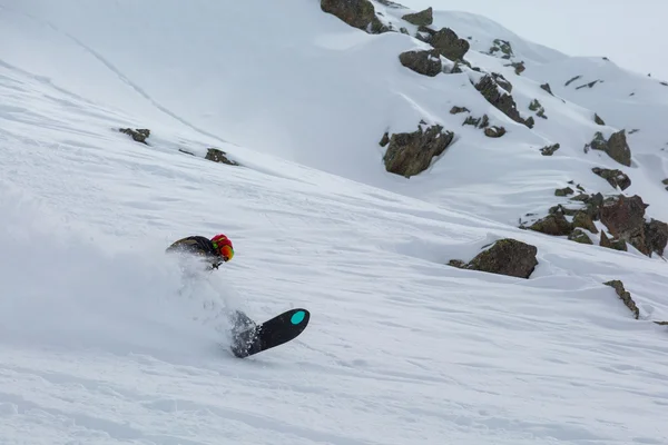 Manliga snowboardåkare snowboard på nysnö — Stockfoto