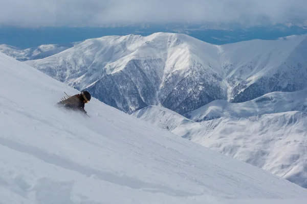 Mannelijke snowboarder snowboarden op verse sneeuw — Stockfoto