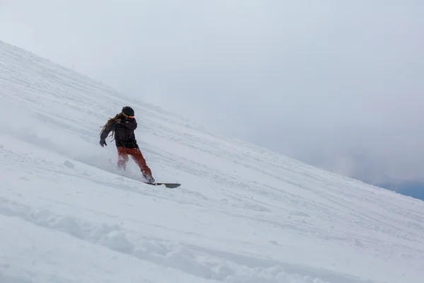 Snowboard masculino snowboard na neve fresca — Fotografia de Stock