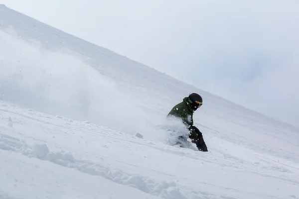 Snowboard masculino snowboard na neve fresca na pista de esqui — Fotografia de Stock