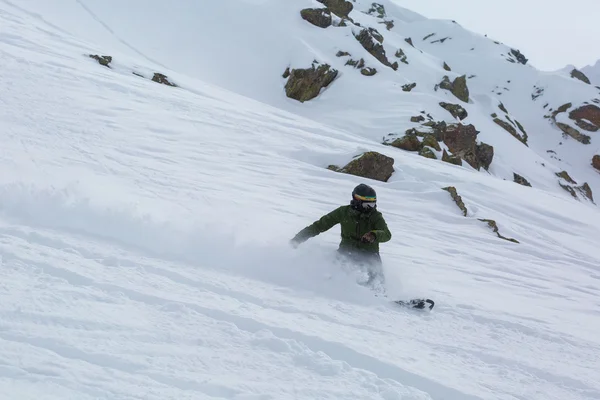 Manliga snowboardåkare snowboard på nysnö skidbacke — Stockfoto