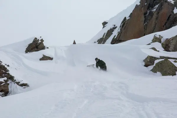 Manliga snowboardåkare snowboard på nysnö skidbacke — Stockfoto