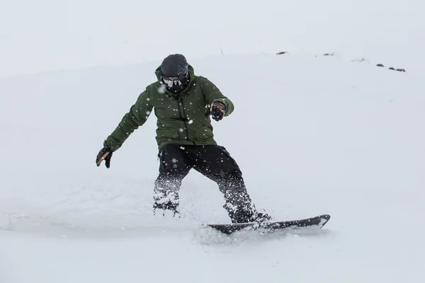 スノーボード スキー斜面の新雪に男性のスノーボーダー — ストック写真