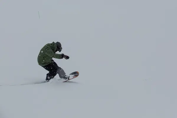 Manliga snowboardåkare snowboard på nysnö skidbacke — Stockfoto