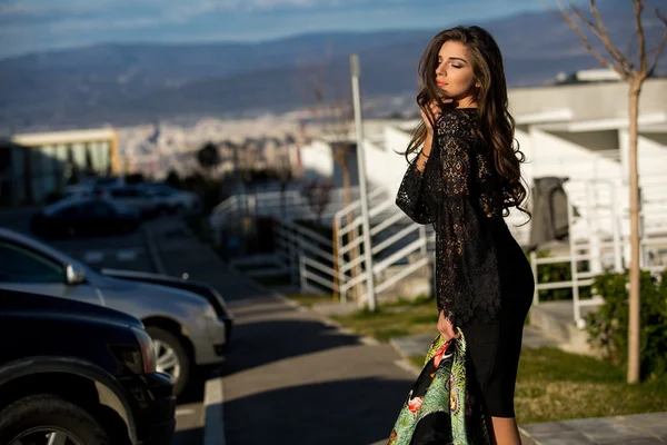 Güzel kız modeli esmer