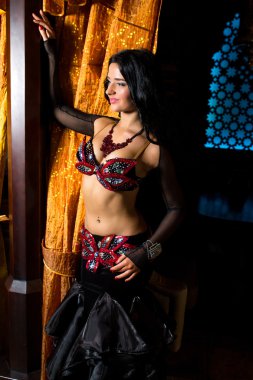 Güzel dansöz genç kadın