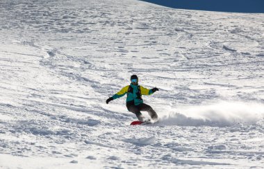 Erkek Snowboard Snowboard taze beyaz kar üzerinde