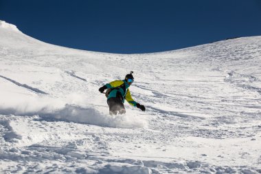Erkek Snowboard Snowboard taze beyaz kar üzerinde