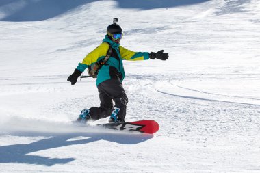 Erkek Snowboard Snowboard taze beyaz kar üzerinde