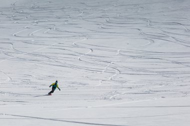 Erkek Snowboard Snowboard taze beyaz kar üzerinde