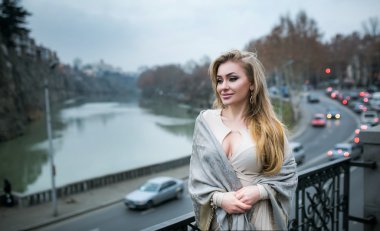 Lüks güzel uzun saçlı sarışın