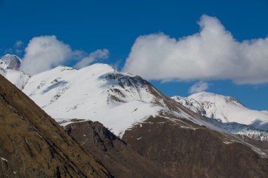 Güzel mavi gökyüzü bulutlu Dağların üzerinden