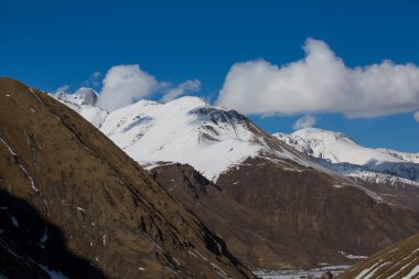 Güzel mavi gökyüzü bulutlu Dağların üzerinden