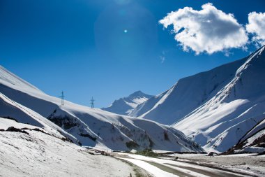 Güzel mavi gökyüzü bulutlu Dağların üzerinden