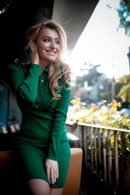 Lüks güzel uzun saçlı sarışın