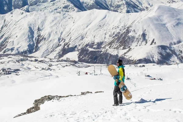 Hombre snowboarder snowboard sobre nieve blanca fresca —  Fotos de Stock