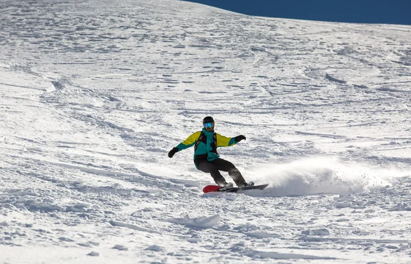 Homem snowboarder snowboard na neve branca fresca — Fotografia de Stock