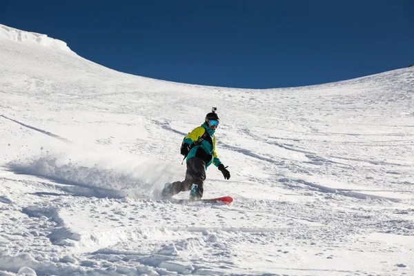 Uomo snowboarder snowboard sulla neve fresca e bianca — Foto Stock