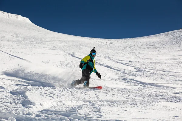 Homem snowboarder snowboard na neve branca fresca — Fotografia de Stock