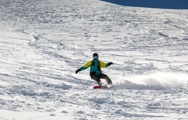Uomo snowboarder snowboard sulla neve fresca e bianca — Foto Stock