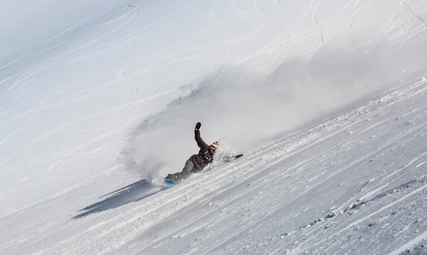 Homem snowboarder snowboard na neve branca fresca — Fotografia de Stock