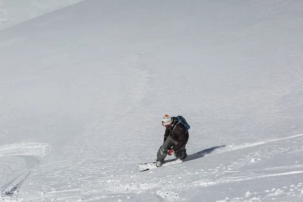 Homem snowboarder snowboard na neve branca fresca — Fotografia de Stock