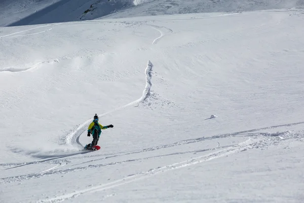 Muž snowboardista snowboarding na čerstvý bílý sníh — Stock fotografie