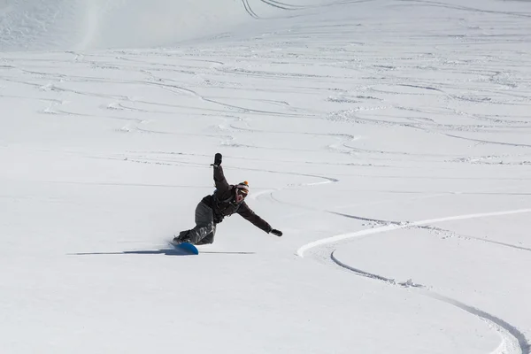 Hombre snowboarder snowboard sobre nieve blanca fresca —  Fotos de Stock