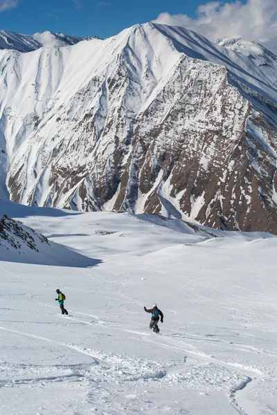 Man snowboarder snowboarden op verse witte sneeuw — Stockfoto